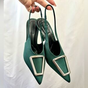 NWOT Gianni Bini green slingback pointed toe heels with silver buckle size 8.5